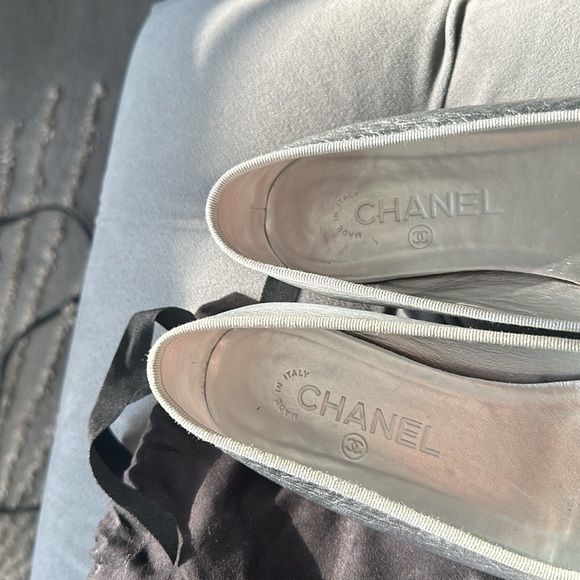 CHANEL CLASSIC BALLERINA FLAT WITH HOLOGRAPHIC TOE. WORN ~ 4X. WITH DUST BAGS - Picture 12 of 15